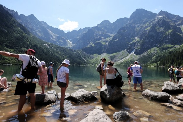 Turyści nad Morskim Okiem / 	Grzegorz Momot    /PAP