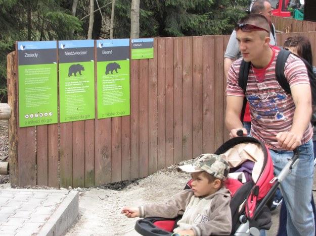 Turyści nie przejmują się ostrzeżeniami o groźnym niedźwiedziu w Tatrach &nbsp; /Maciej Pałahicki /RMF FM