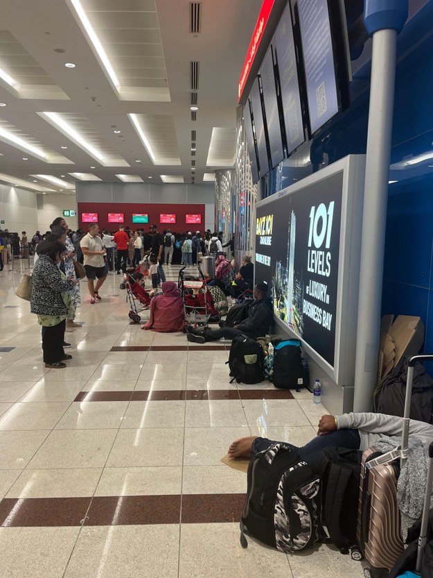 Turyści od wielu godzin koczują na lotnisku w Dubaju /Gorąca Linia RMF FM