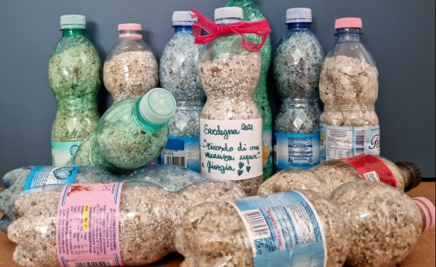 Turyści okradają Sardynię. Za wywożenie piasku z plaży grozi grzywna nawet 3 tys. euro