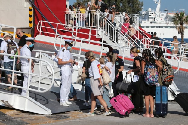 Turyści poddawani kontroli przy wsiadaniu na prom w Pireusie /PANTELIS SAITAS /PAP/EPA