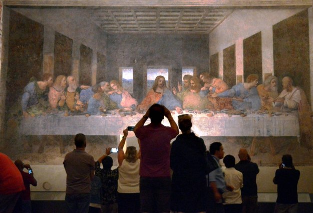 Turyści podziwiają "Ostatnią Wieczerzę" Leonarda da Vinci /	Maurizio Maule /PAP/EPA