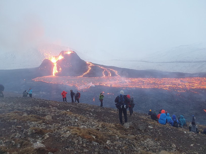 Turyści podziwiający erupcję w 2021 r. /Berserkur /Wikipedia