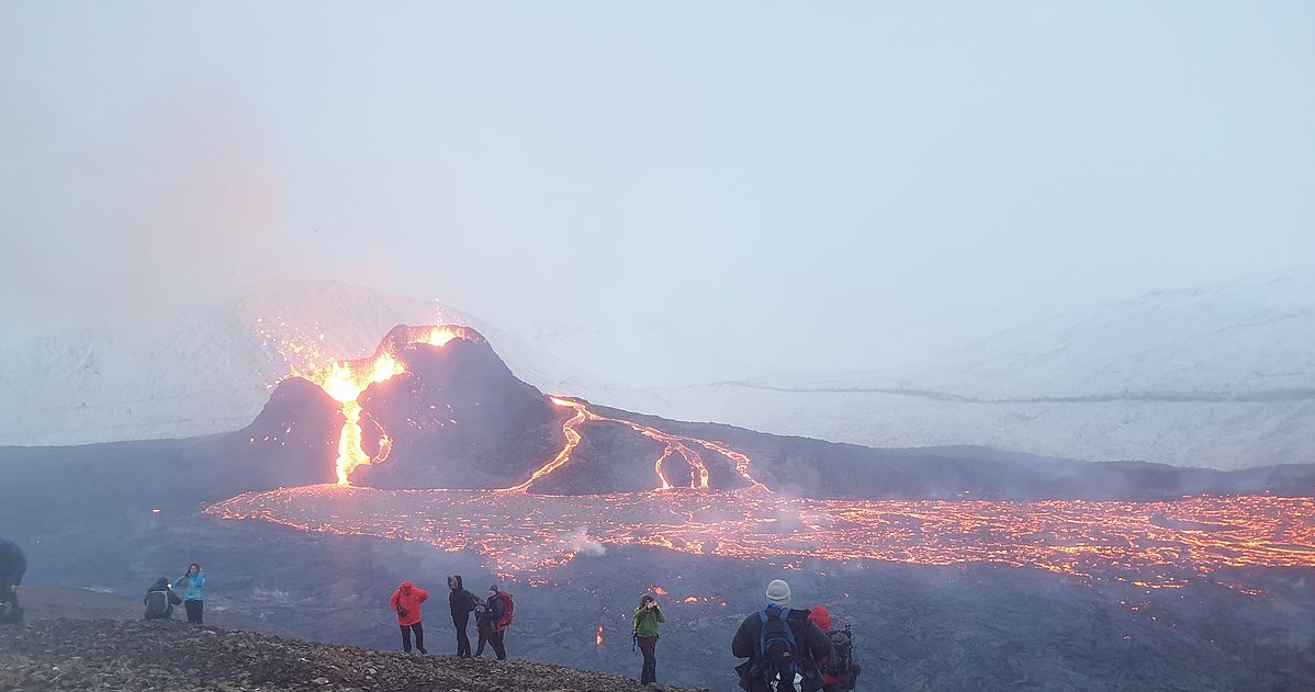 Turyści podziwiający erupcję w 2021 r. /Berserkur /Wikipedia