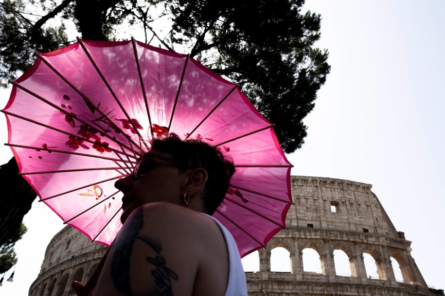 Turyści próbują dostać się do Koloseum /MASSIMO PERCOSSI /PAP/EPA