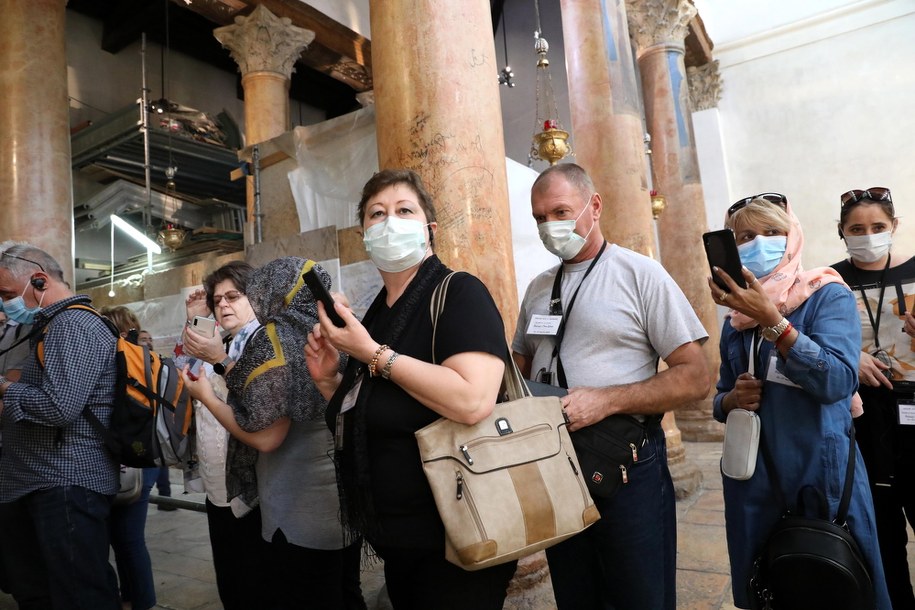 Turyści przed Bazyliką Narodzenia Pańskiego /ABED AL HASHLAMOUN    /PAP/EPA