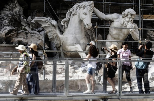 Turyści przed fontanną di Trevi /ANGELO CARCONI /PAP/EPA