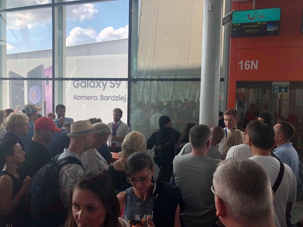 Turyści przez dwa dni czekali w Warszawie na wylot na Dominikanę /Gorąca Linia /