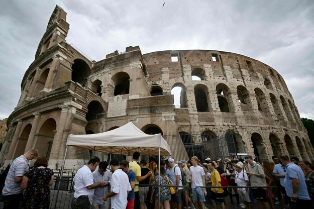 Turyści przy Koloseum /FILIPPO MONTEFORTE/AFP /East News