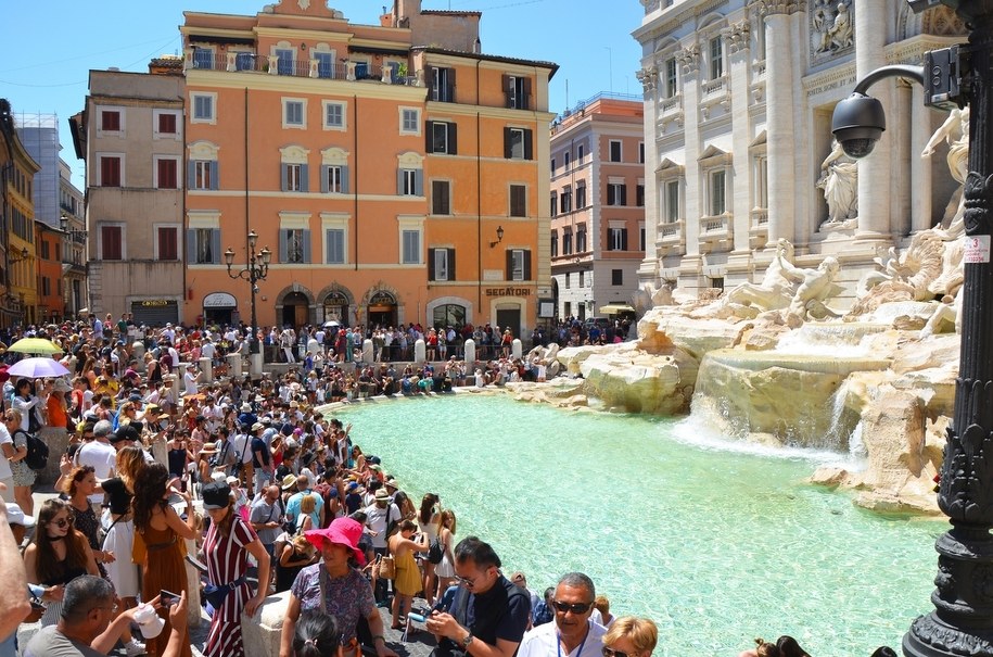 Turyści przy słynnej rzymskiej fontannie di Trevi /Conrado Cavani /Shutterstock