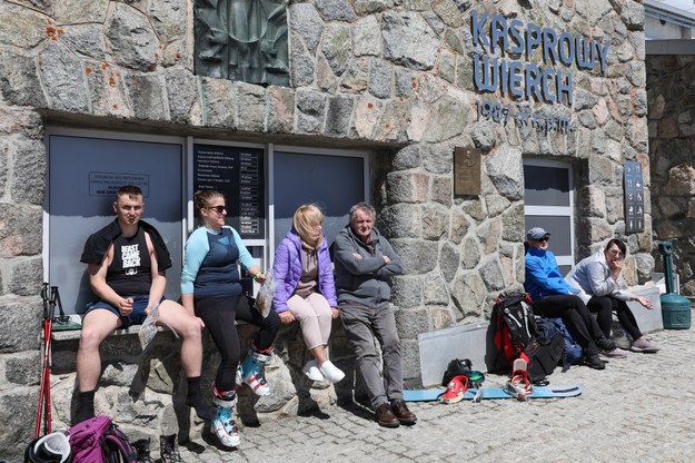 Turyści przy stacji kolei linowej na Kasprowym Wierchu /Grzegorz Momot /PAP