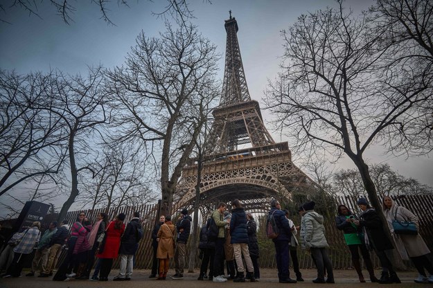Turyści przy zamkniętej wieży Eiffla /KIRAN RIDLEY/AFP /East News