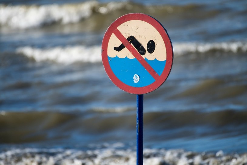 Turyści przyjeżdżający nad Bałtyk muszą liczyć się z tym, że sinice mogą zakwitnąć i kąpiel może być zakazana /Wojciech Strozyk/REPORTER /Reporter