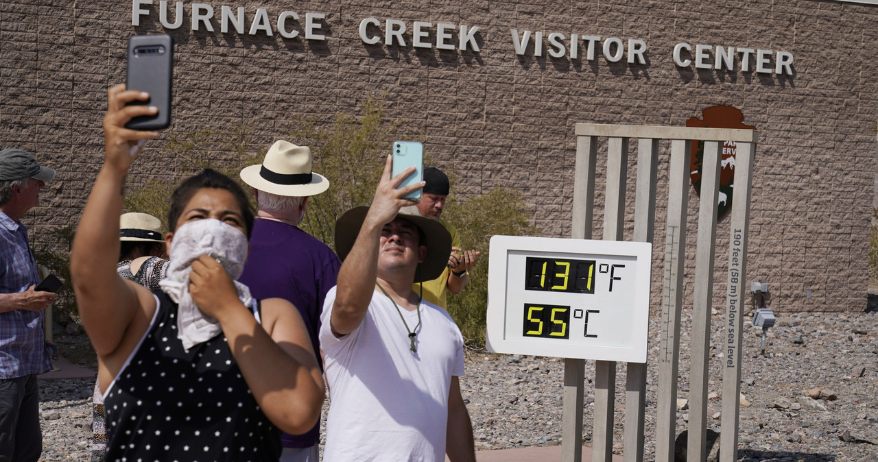 Turyści robiący pamiątkowe zdjęcie przy słynnym termometrze /East News