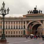 Turyści rozbierają bruk na Placu Pałacowym w Petersburgu. "Wyrywają kostki... na pamiątkę"