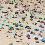 Turyści rozkradają plaże. Wywożą piasek i kamienie 