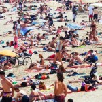Turyści ryzykują mandaty i śpią na plażach w Barcelonie