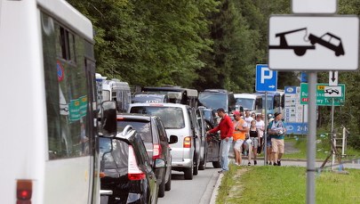Turyści szturmują Morskie Oko. Korki na drodze, brak miejsc na parkingach