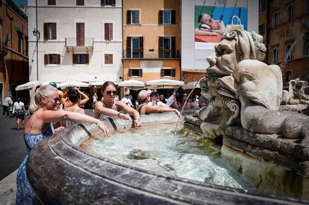 Turyści szukają ochłody w rzymskich fontannach. /GIUSEPPE LAMI /PAP/EPA