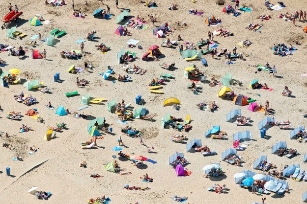 Turyści tłumaczą, że nie wiedzieli, że wywożenie piasku z plaż jest nielegalne /BRAM VAN DE BIEZEN  /PAP/EPA