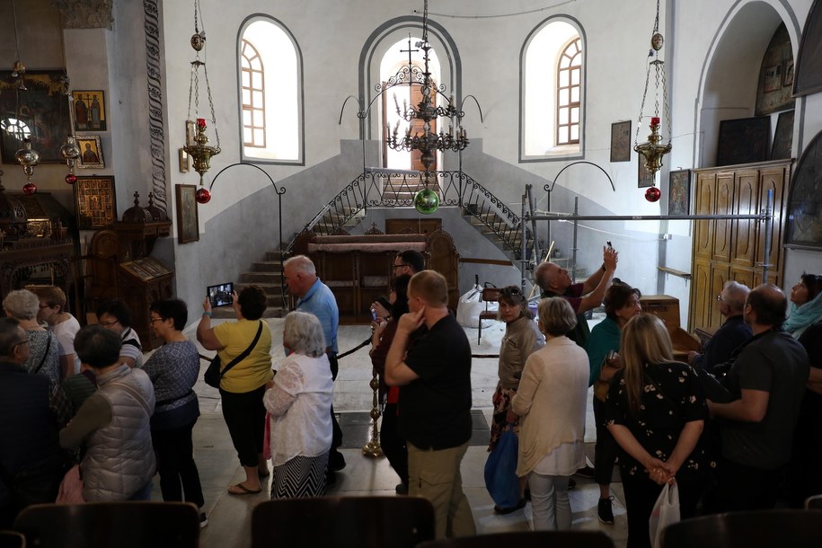 Turyści w Bazylice Narodzenia Pańskiego /ABED AL HASHLAMOUN    /PAP/EPA