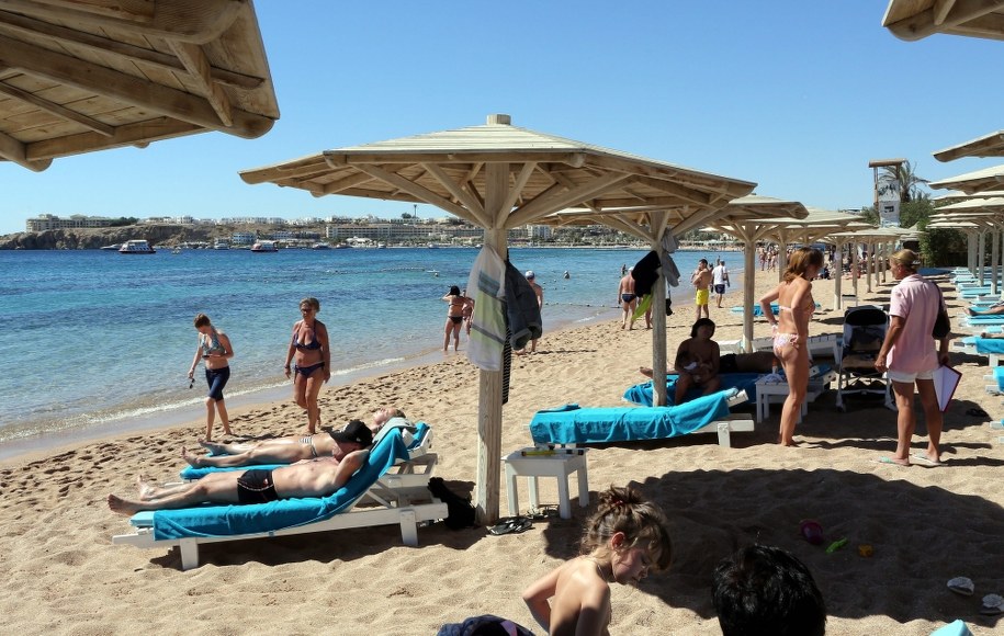 Turyści w egipskim kurorcie Szarm el-Szejk nad Morzem Czerwonym /KHALED ELFIQI   /PAP/EPA