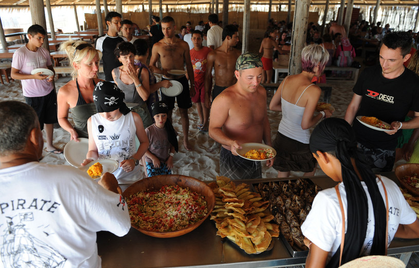 Turyści w kolejce po tradycyjne, tunezyjskie dania /AFP