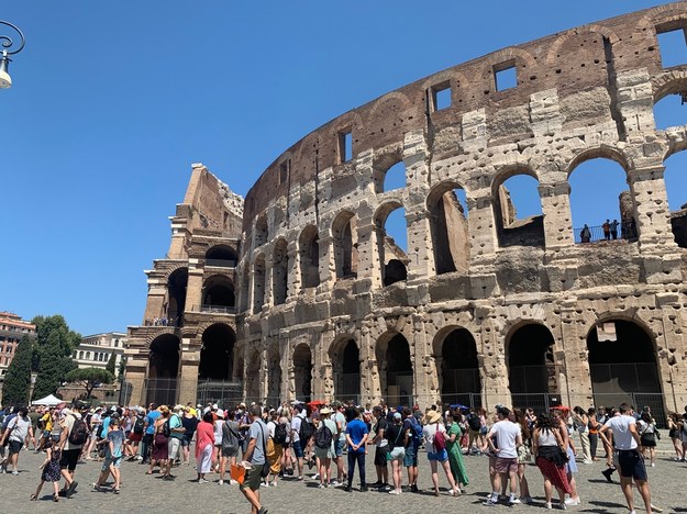 Turyści w Koloseum /Shutterstock