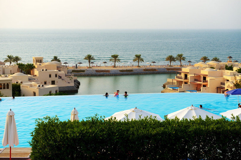 Turyści w luksusowym hotelu w Ras Al Khaimah /123RF/PICSEL