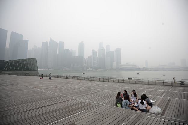 Turyści w Marina Bay w Singapurze /EPA