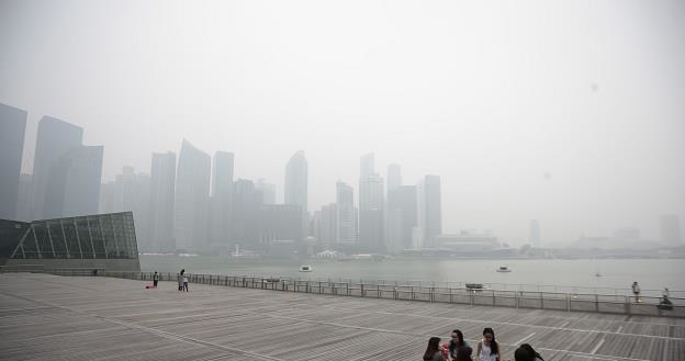 Turyści w Marina Bay w Singapurze /EPA