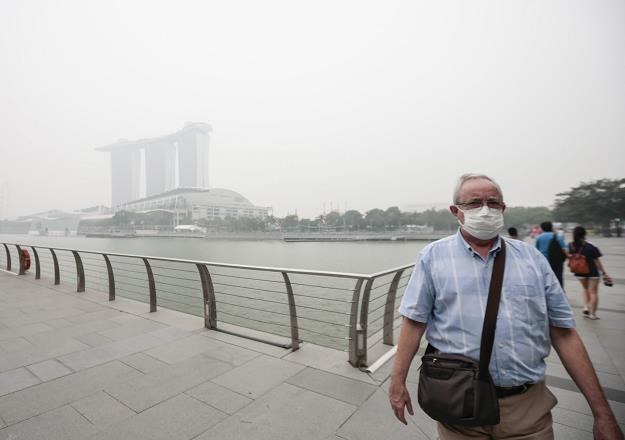 Turyści (w maskach) w Marina Bay w Singapurze /EPA