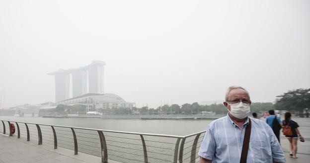 Turyści (w maskach) w Marina Bay w Singapurze /EPA