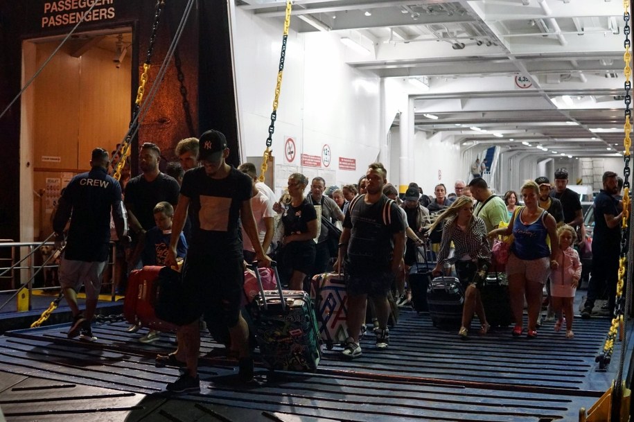 Turyści w panice próbują uciec z wyspy /CESARE ABBATE /PAP/EPA