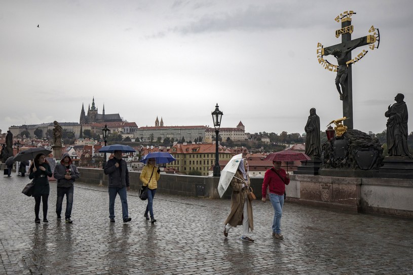 W Czasie Ośmiogodzinnej Wycieczki Turyści 65 Czasu Szli Koronawirus. Rekordy zakażeń w Czechach i Niemczech - Wydarzenia w