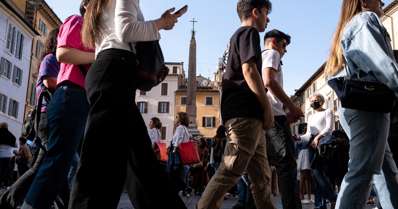 Turyści w Rzymie. Kradzieże we Włoszech wciąż są plagą. Zdj. ilustracyjne /Martin Bertrand/Hans Lucas /AFP
