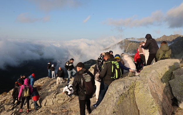 Turyści w Tatrach w rejonie Kasprowego Wierchu / 	Grzegorz Momot    /PAP