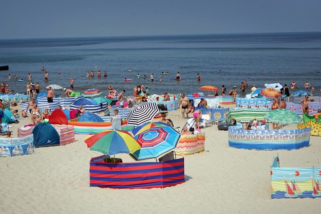 Turyści w upalny dzień na bałtyckiej plaży we wsi Niechorze /	Marcin Bielecki   /PAP