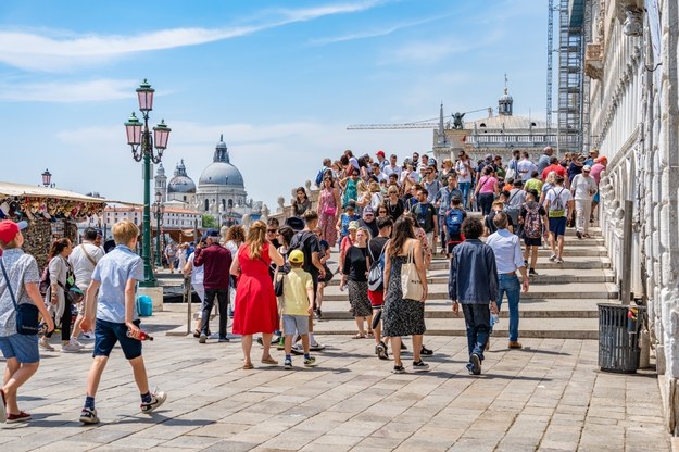 Popularne europejskie miasta szukają sposobów na zahamowanie rosnącej liczby turystów