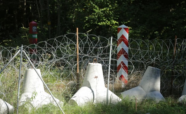 ​Turyści wchodzą na pas graniczny z Rosją. Chcą mieć zdjęcie z drutem żyletkowym