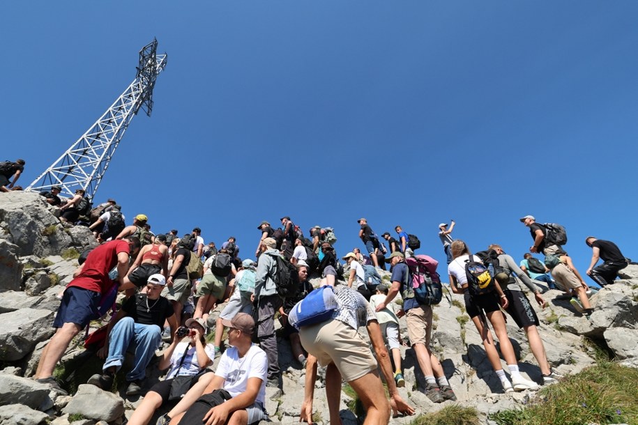 Turyści wchodzący na Giewont /Grzegorz Momot /PAP