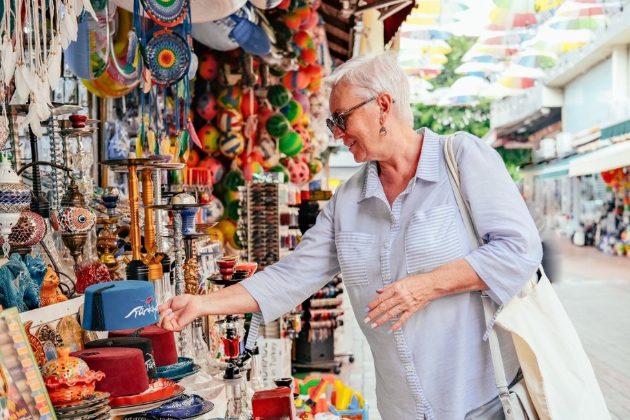 Turyści wracają do domu z magnesami, tekstyliami, słodyczami i dywanami z Turcji /Shutterstock