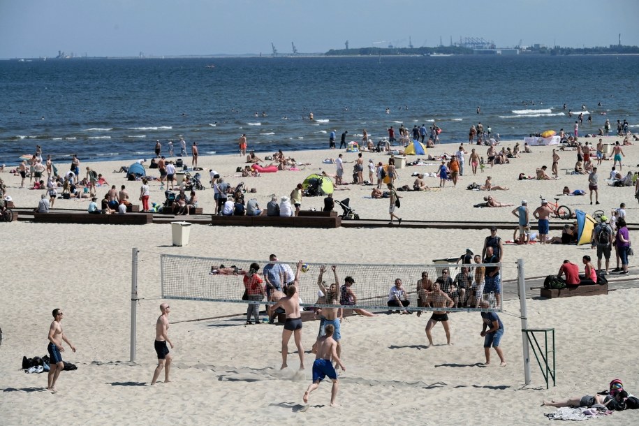 Turyści wypoczywający nad Bałtykiem w Sopocie / 	Adam Warżawa    /PAP