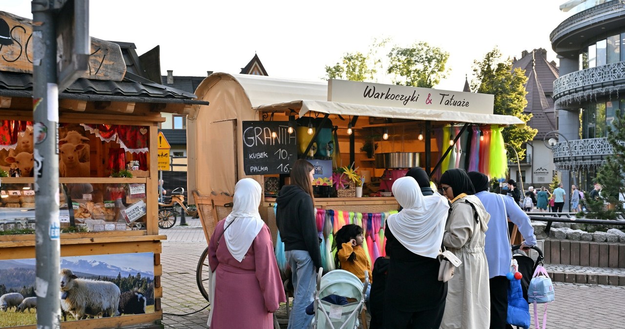 Turyści z krajów arabskich cenią Zakopane m.in. dlatego, że miasto jest bezpieczne i zielone. Jest tu także taniej niż w Szwajcarii. /Pawel Murzyn/East News /East News