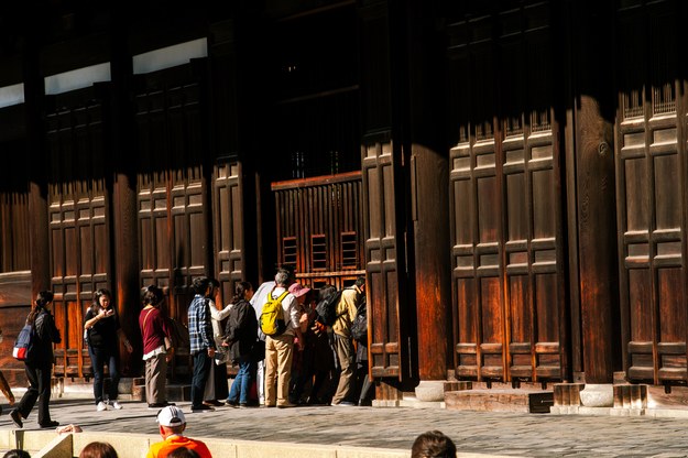 Turyści zaglądający do hali głównej świątyni Tofukuji /Shutterstock