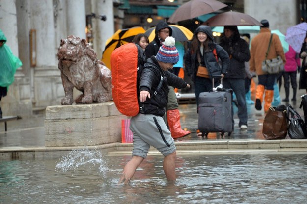 Turysta brodzący w wodzie po ulewie w Wenecji /ANDREA MEROLA /PAP/EPA
