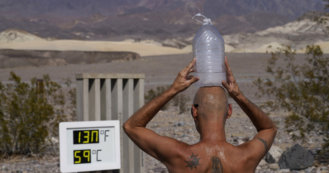 Turysta przykłada sobie do głowy kompres z lodu, obserwując rekordową temperaturę /East News