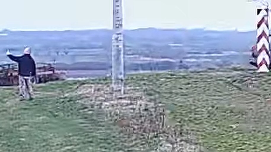 Turysta robi selfie ze słupami granicznymi /Straż Graniczna /