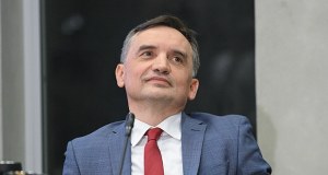 "Turysta roku". Politycy o pojawieniu się Zbigniewa Ziobry w Brukseli