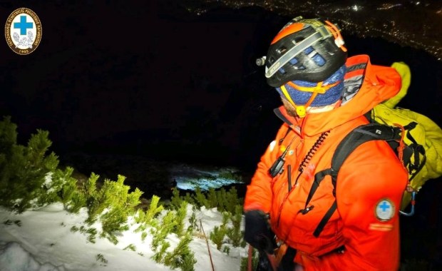 Turysta z 8-latkiem utknęli na szczycie. Było ciemno, mroźnie i wietrznie